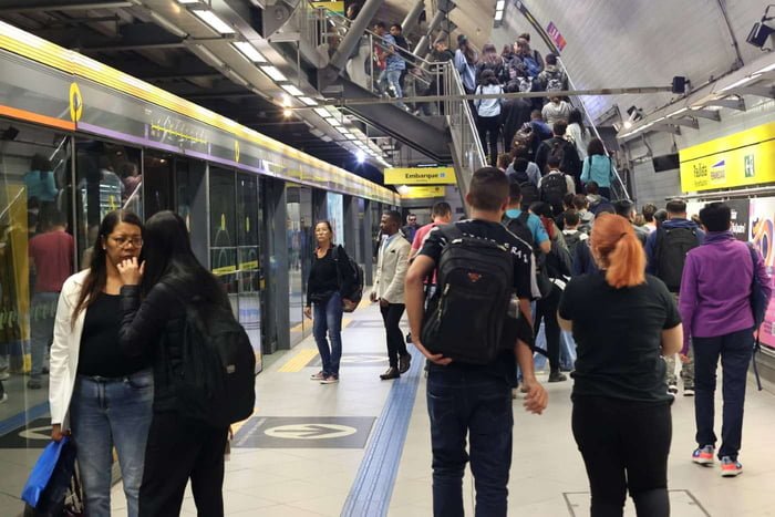 foto colorida mostra usuários na estacao Paulista do metrô de SP