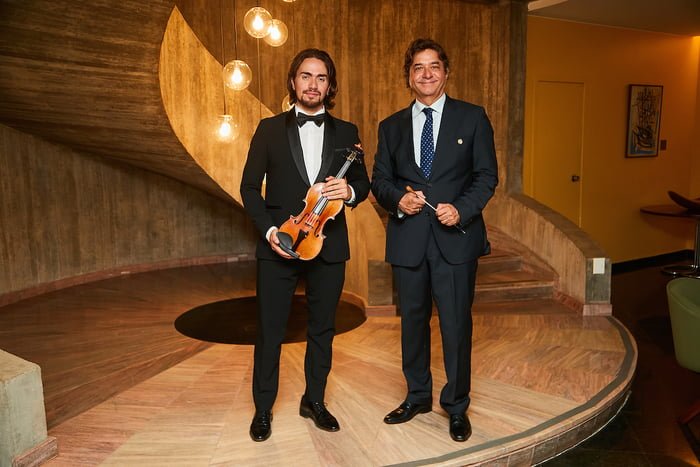 O violinista Giuseppe Gibboni e o Maestro Claudio Cohen