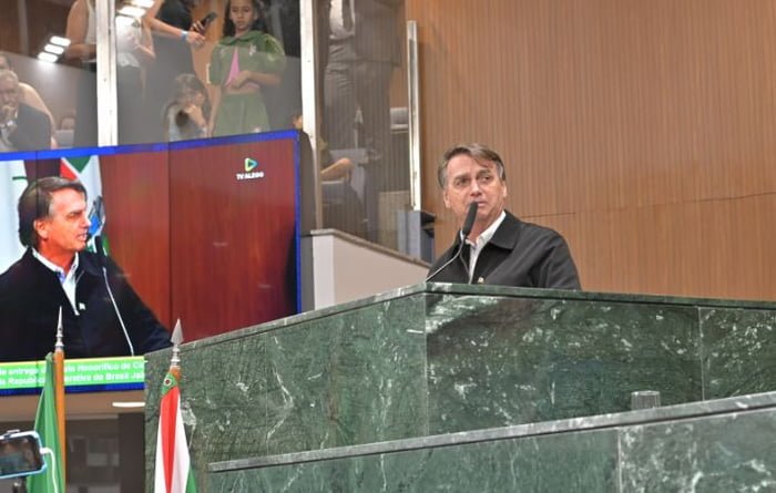Foto colorida de Bolsonaro discursando em Goiás - Metrópoles