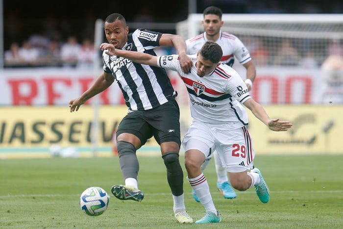 Imagem mostra jogadores de Botafogo e São Paulo em lance de jogo - Metrópoles