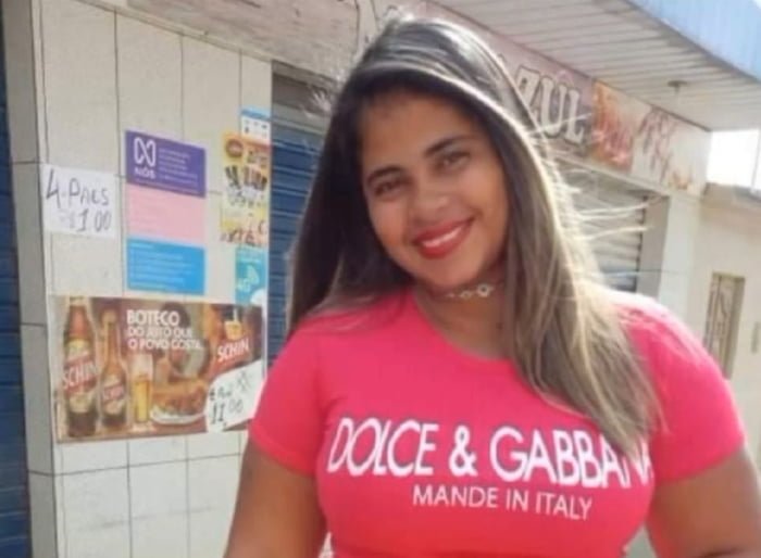 Fotografia colorida de mulher suspeita de cortar cabelo de cadáver para fazer megahair