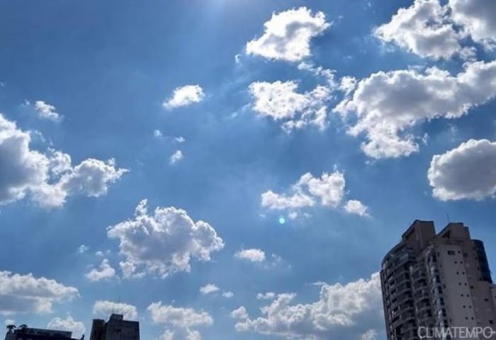 foto colorida mostra céu azul e tempo limpo no horizonte em São Paulo, com prédios da cidade abaixo - Metrópoles