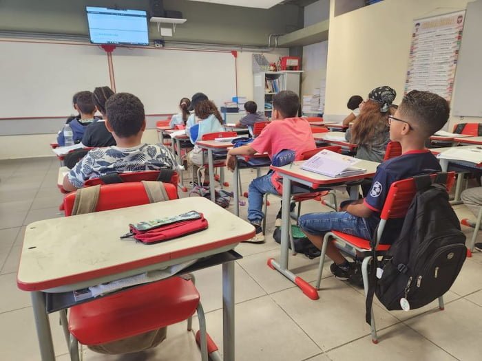 Imagem colorida mostra estudantes com computadores em sala de aula de escola estadual em São Paulo - Metrópoles