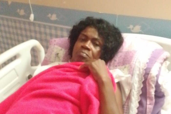 Foto de mulher deitada em maca de hospital - Metrópoles