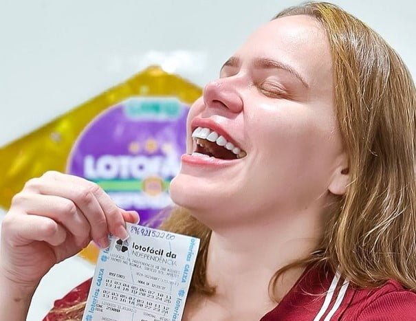 Paulinha Leite com bilhete premiado de loteria premiado