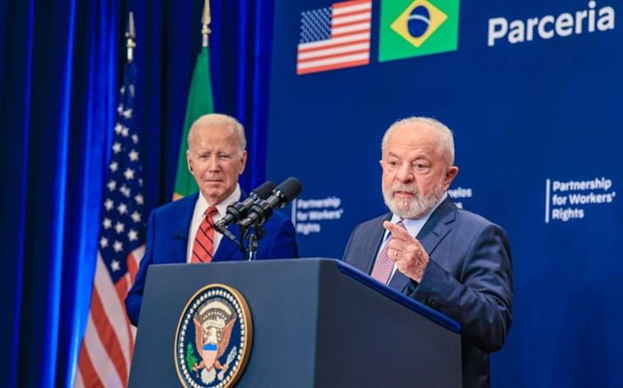imagem colorida de Lula e Biden - Metrópoles