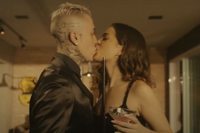 Print de um vídeo em que MC Daniel beija Mel Maia - Metrópoles