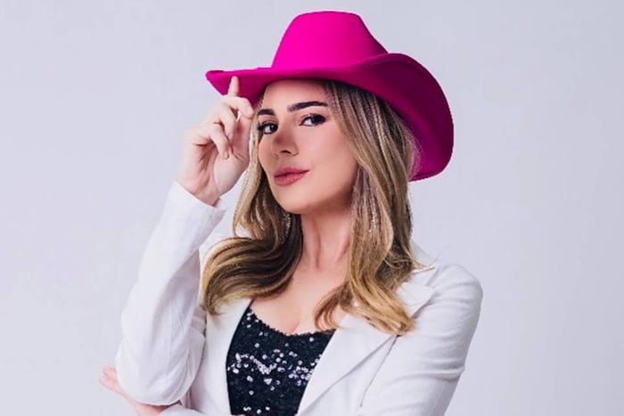 Foto colorida da jornalista Rachel Sheherazade com um chapéu rosa - Metrópoles