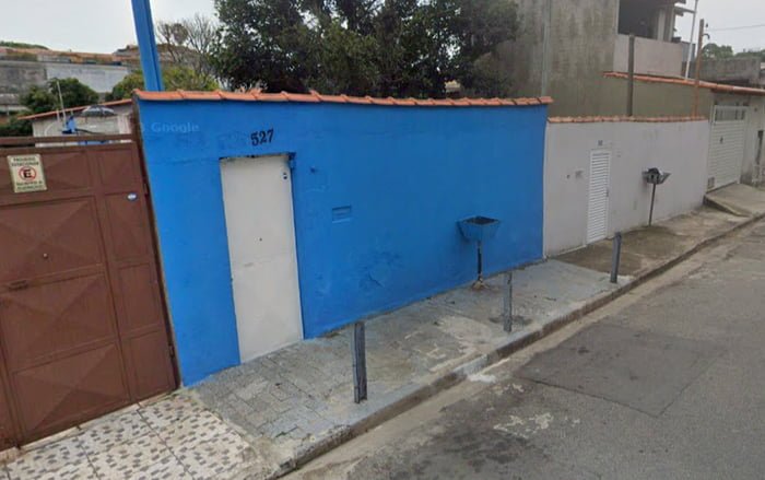 Imagem colorida de casa com muro pintado de azul, onde homem matou a mãe na zona leste de São Paulo - Metrópoles