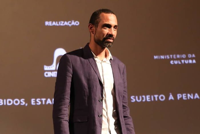 Foto colorida do ator e diretor Silvio Guindane durante a première de Mussum, O Filmis, no Festival do Rio