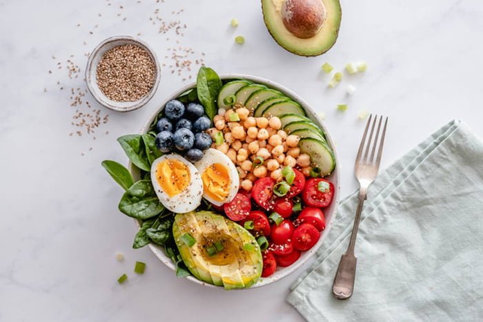 Foto colorida de salada de abacate com tomates e ovos - Metrópoles - alimentos anti-inflamatórios