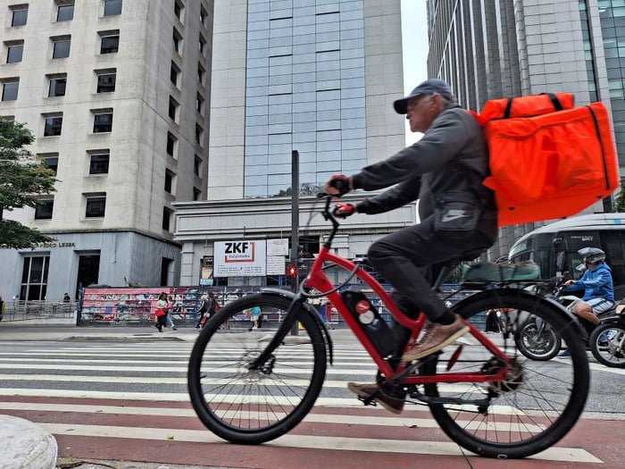 Imagem mostra homem com caixa de entrega (bag) em São Paulo - Metrópoles
