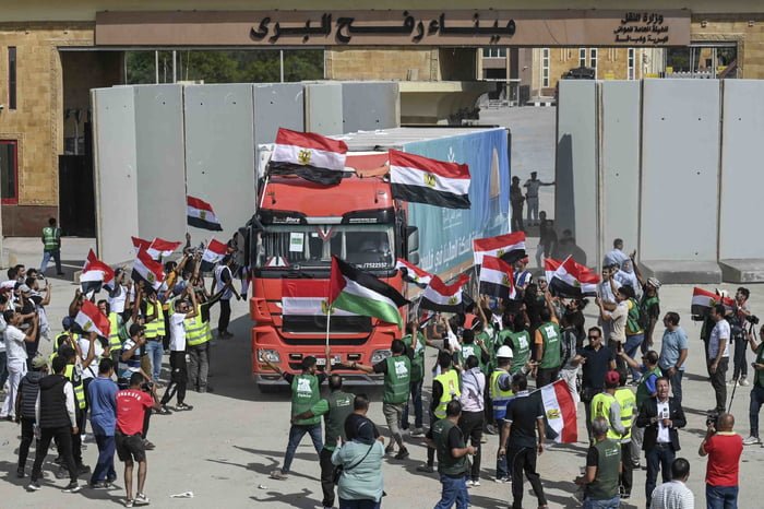 Voluntários egípcios comemoram quando os primeiros caminhões que transportam ajuda para a Faixa de Gaza cruzam a passagem de fronteira de Rafah, entre o Egito e a Faixa de Gaza - Metrópoles