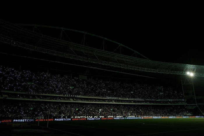 Imagem do estádio Nilton Santos sem luz - Metrópoles