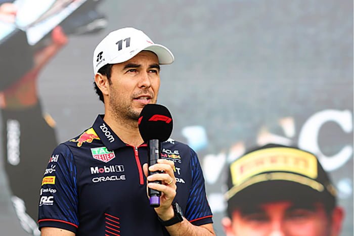 Imagem colorida de piloto da Fórmula 1 Sergio Pérez em discurso antes do Gp do México - Metrópoles