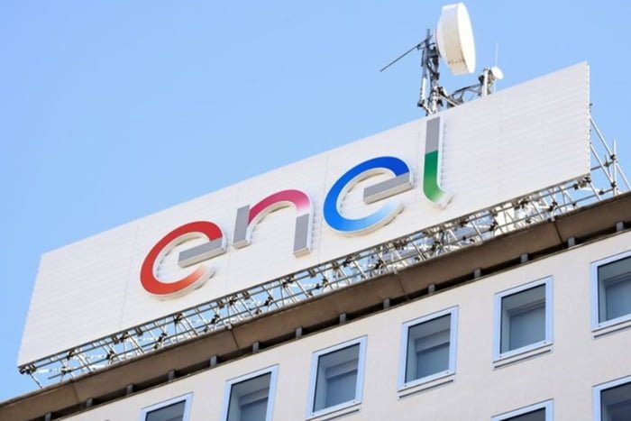 Imagem do logotipo da Enel no topo de um prédio da empresa - Metrópoles