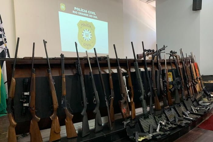 Imagem colorida mostra 125 armas apreendidas na zona leste de Porto Alegre - Metrópoles