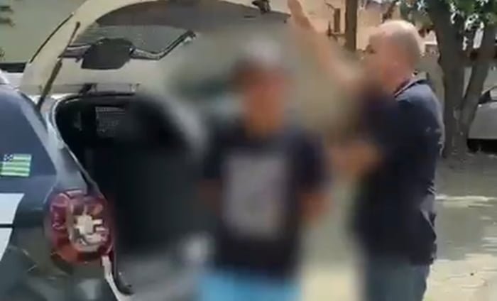 Imagem colorida do momento em que homem é preso por exploração financeira contra a própria mãe em Goiás - Metrópoles