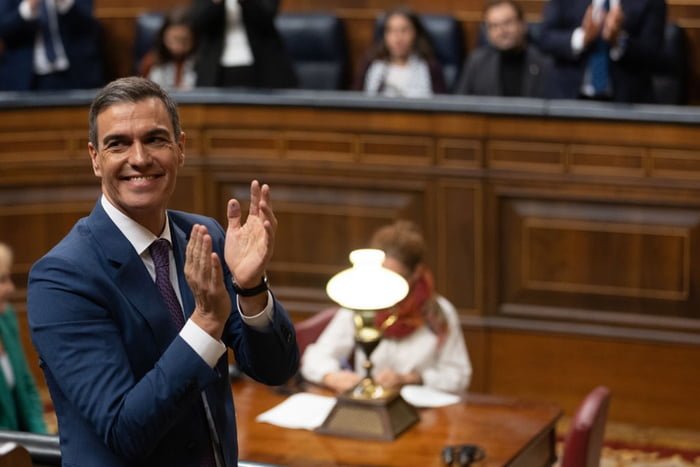 Imagem colorida mostra Pedro Sánchez é reeleito primeiro-ministro da Espanha - Metrópoles