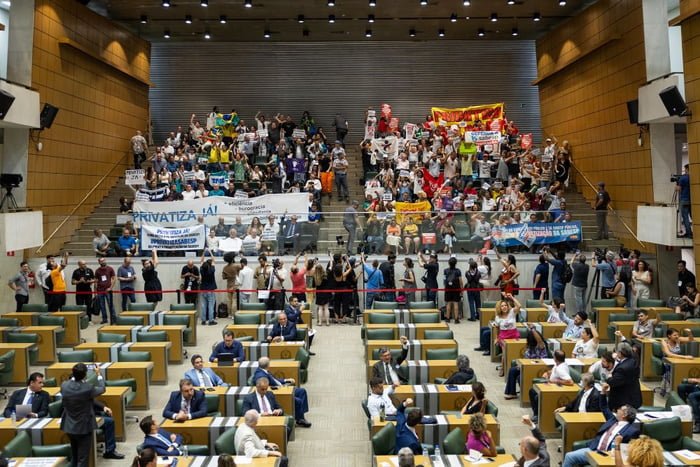 Fotografia colorida mostra plenário da Alesp com manifestantes durante discussão sobre a privatização da Sabesp. Clima foi descrito na Alesp como "briga de torcida" - Metrópoles