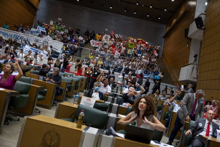 Fotografia colorida mostra plenário da Alesp durante discussão sobre privatização da Sabesp - Metrópoles