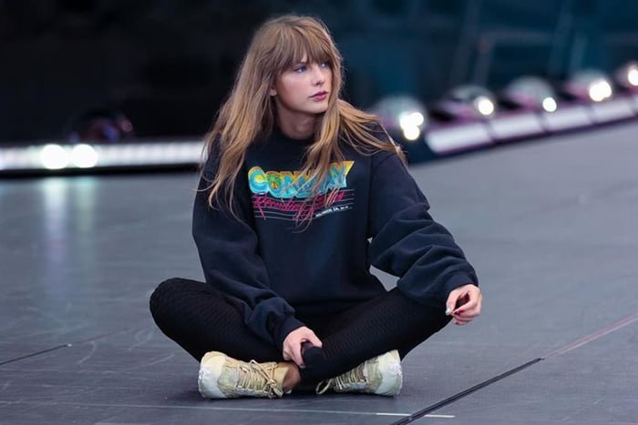 Taylor Swift é clicada sentada no palco em uma de suas apresentações - Metrópoles