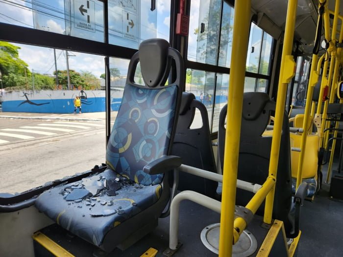 foto colorida de ônibus apedrejado no Terminal Santo Amaro durante protesto que fechou terminais na cidade e causou ameaça de greve - Metrópoles
