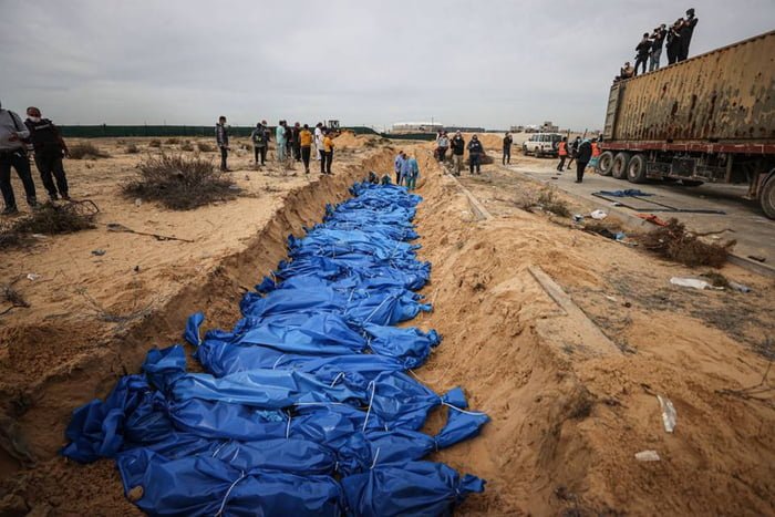 Imagem colorida mostra cova coletiva escavada na faixa de gaza para receber copos de mais de 100 palestinos - Metrópoles