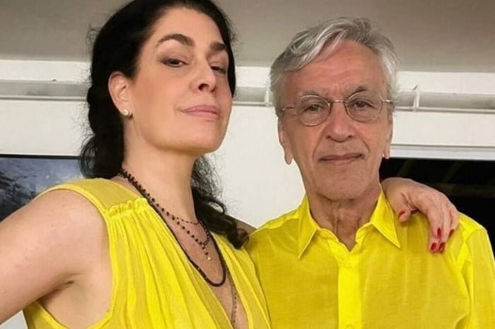 Foto colorida de Caetano Veloso e Paula Lavigne vestindo amarelo - Metrópoles