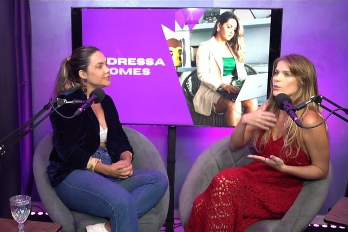 Isabella Santoni e Andressa Gomes foram clicadas nos bastidores do podcast da jornalista - Metrópoles