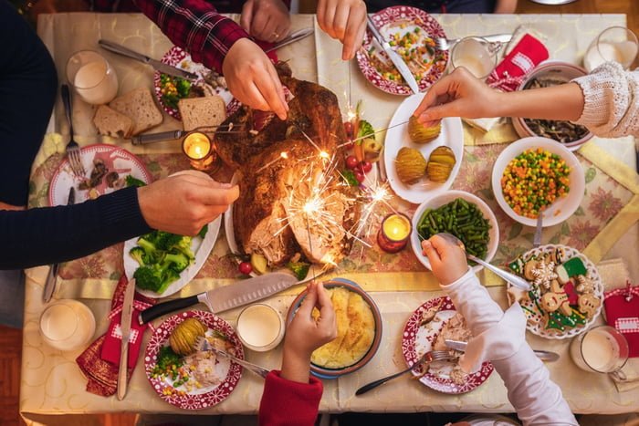 Imagem mostra uma mesa cheia de fartura com comidas da ceia de Natal - Metrópoles
