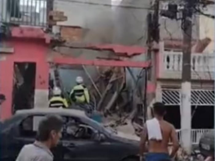 Imagem colorida de imóvel destruído; agentes dos bombeiros estão no local - Metrópoles