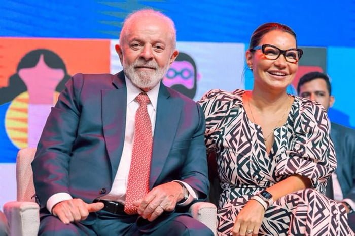Foto colorida do presidente Lula e Janja na 4ª Conferência Nacional de Juventude - Metrópoles
