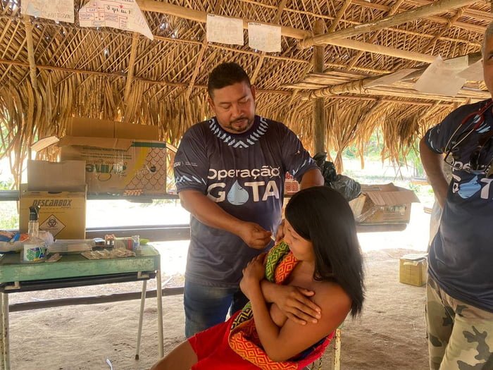 imagem colorida mostra indígena sendo vacinada na operação gota - Metrópoles