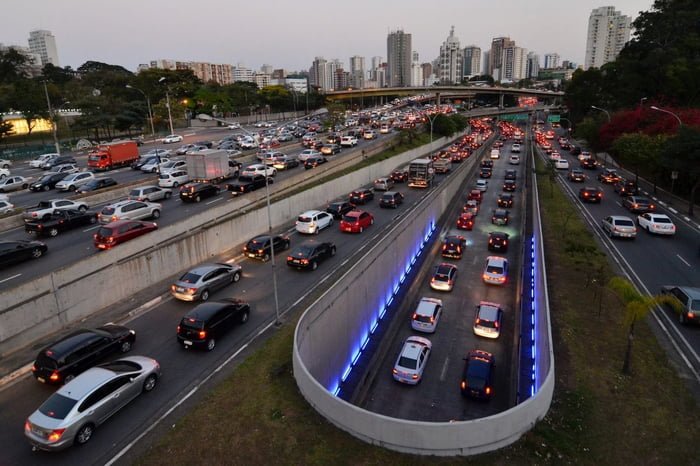 Imagem colorida mostra trânsito de carros carregados na saída do túnel da Avenida Pedro Alvares Cabral, em São Paulo - Metrópoles