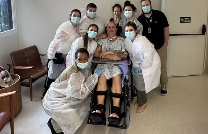 Mingau de cadeira de rodas junto a equipe médica - Metróopoles