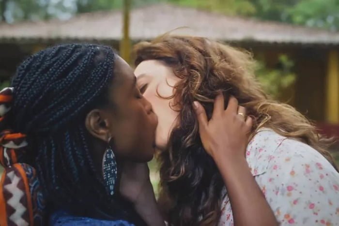 Duas mulheres se beijando - Metrópoles