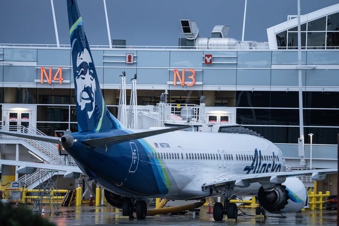 A Alaska Airlines suspendeu seus aviões 737 MAX 9 depois que uma porta explodiu durante um voo de Portland, Oregon, para Ontário, Califórnia