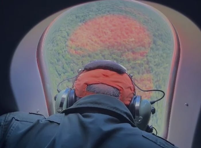 Imagem mostra homem olhando por janela de aeronave - Metrópoles