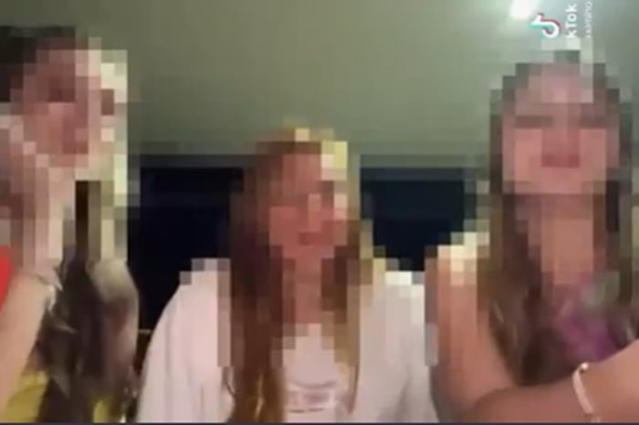 Imagem colorida mostra três jovens acusadas de crime de racismo por vídeo no tiktok - Metrópoles