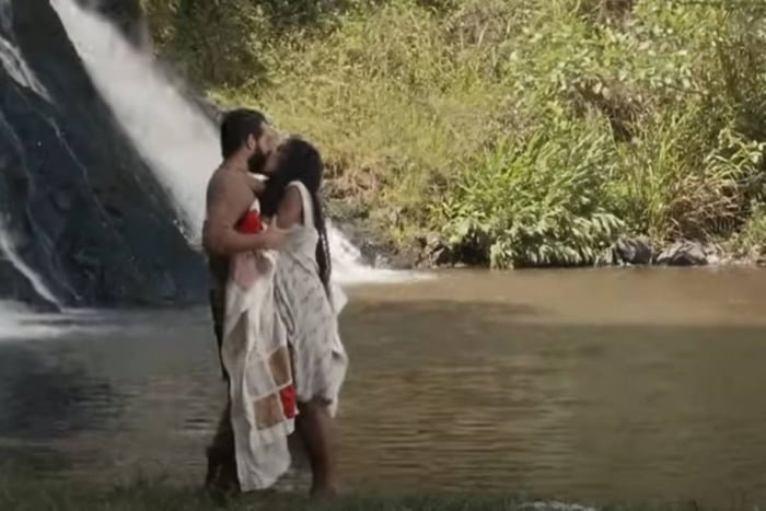 foto colorida de homem e mulher se beijando em cachoeira - meteópoles