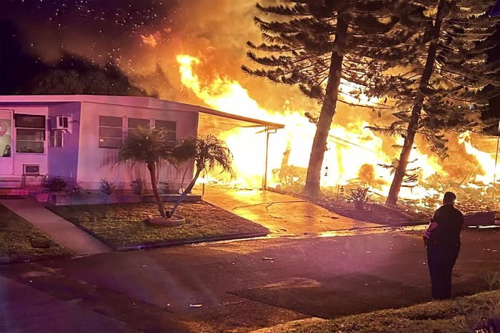 Na imagem, casa pegando fogo