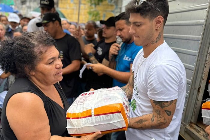 Davi Kneip distribui alimentos em Belo Horizonte - Metrópoles