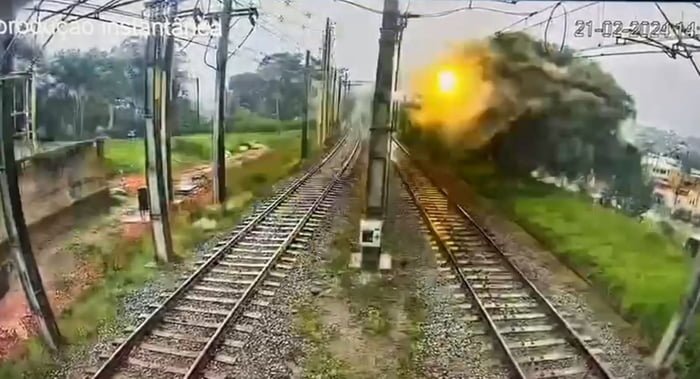 Imagem colorida de um raio caindo na linha 9-Esmeralda, em São Paulo - Metrópoles