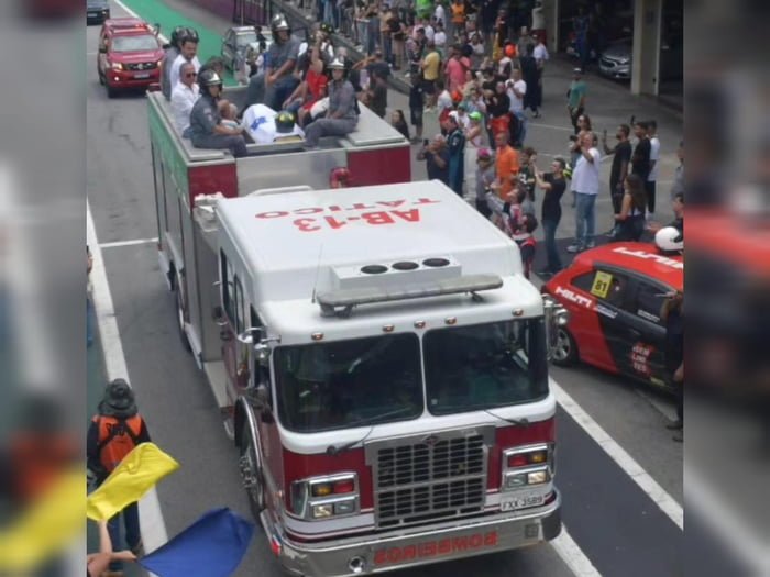 Imagem de caminhão dos bombeiros em pista de corrida, com cortejo fúnebre - Metrópoles