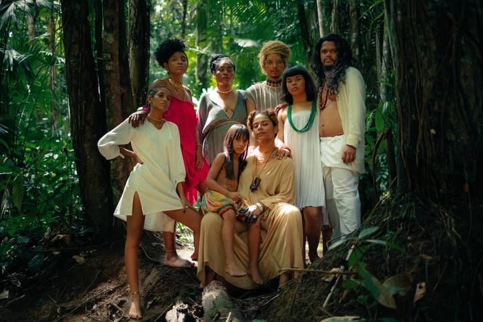 foto colorida com varias mulheres em floresta - metrópoles