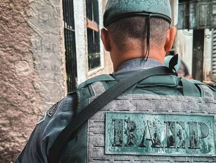 foto colorida de policial militar durante Operação Verão na Baixada Santista - Metrópoles