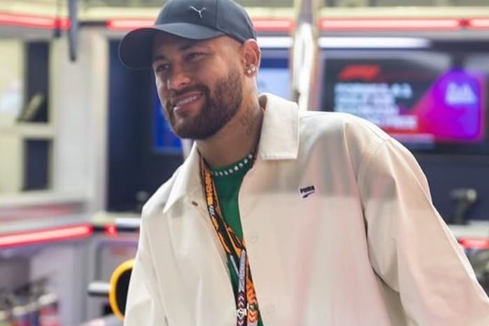 Neymar posa de jaqueta branca e boné - Metrópoles