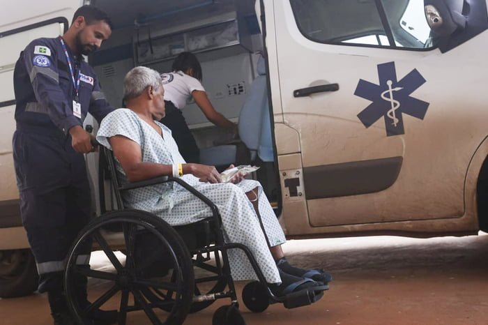 Movimentação de pacientes no Hospital de Campanha da Força Aérea Brasileira, montado para combate a dengue, ao lado da UPA 1 de Ceilândia 10