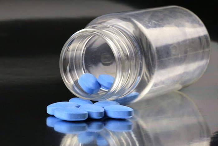 Pílulas de Viagra em pote de vidro - Metrópoles